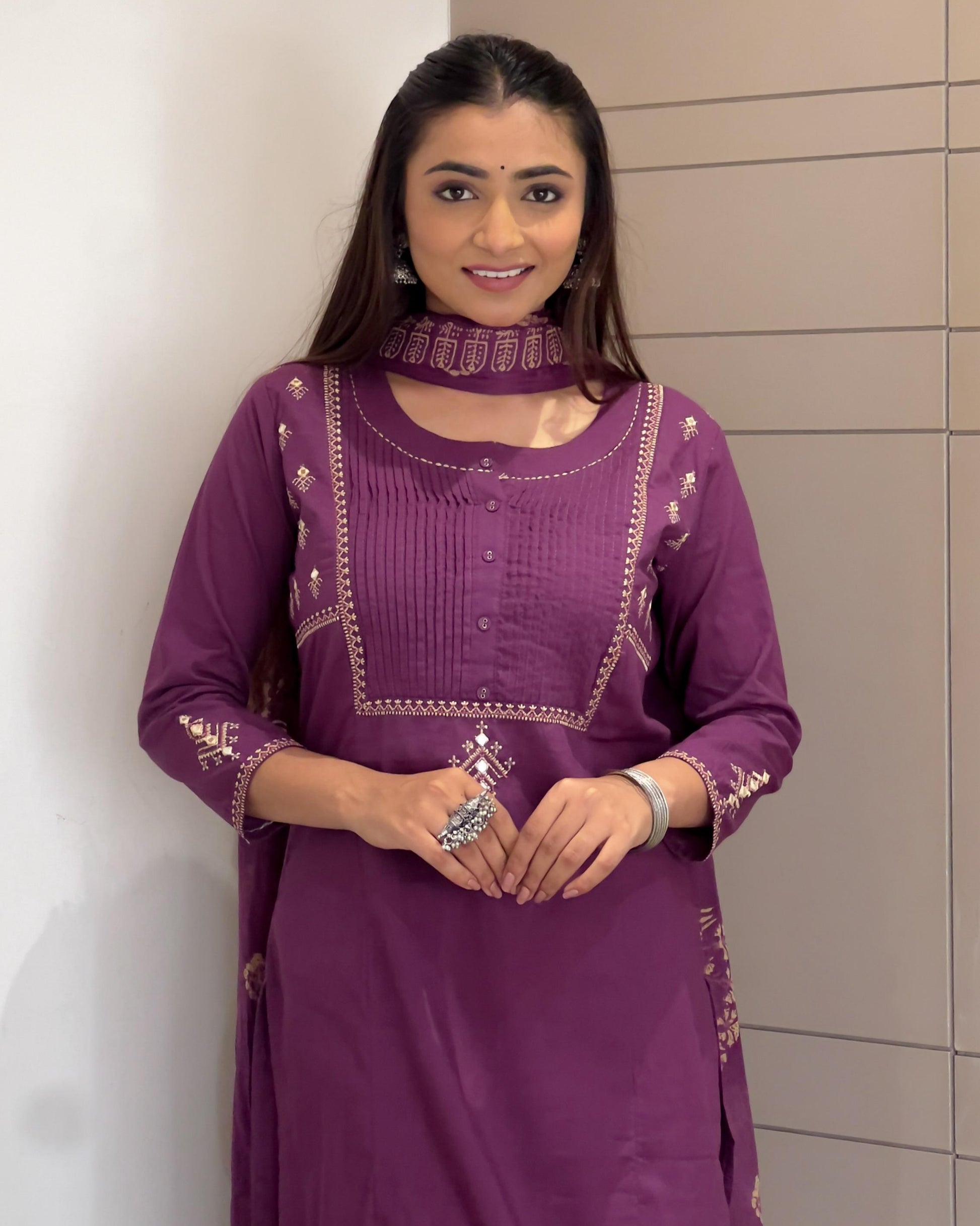 Quarter Sleeves With Round Yog Neck