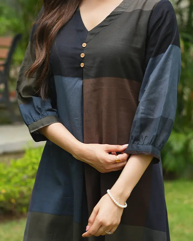 Three-quarter sleeves provide a comfortable and versatile everyday style